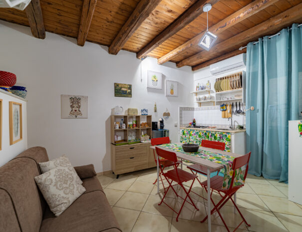 cucina con tavolo e divano