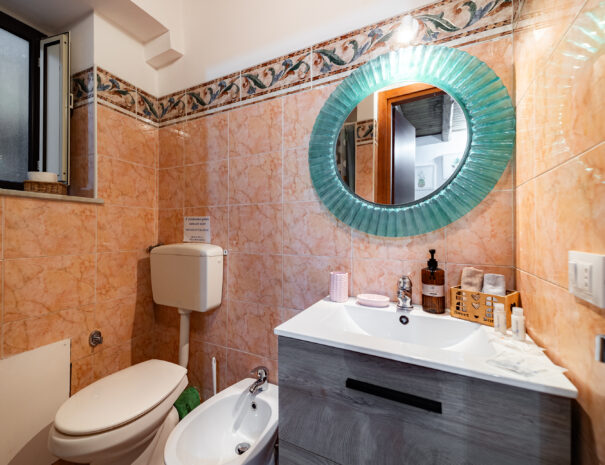 bagno con specchio verde