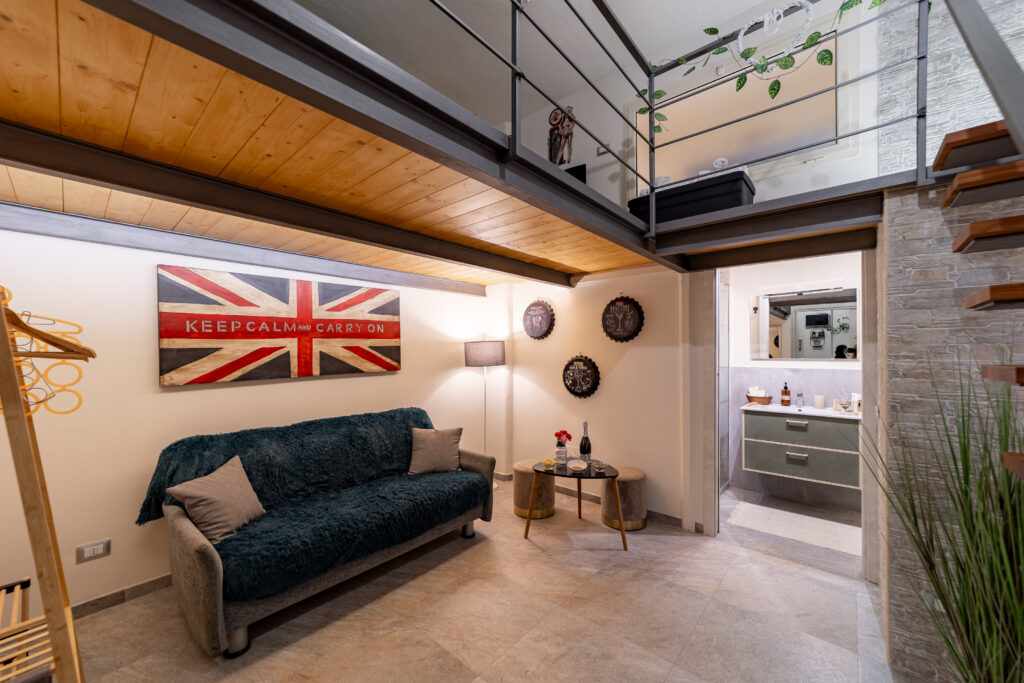 stanza con divano letto e luce soffusa